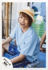 【中古】生写真(ジャニーズ) ジャニーズWEST/中間淳太/膝上・座り・衣装水色・帽子・体左向き・笑顔/『人生は素晴らしい』PV＆ジャケ写撮影/公式生写真