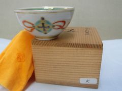 【ぐい呑・盃】鈴木卓司作 盃 色絵鳥紋　共箱　R1208U3 ぐい呑・盃】鈴木卓司作 盃 色絵鳥紋 共箱 R1208U3 - メルカリ