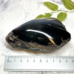 【E13564】スマトラ・ブルーアンバー　青い蛍光が美しい　琥珀　アンバー　天然石　樹脂の化石　化石