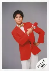 【中古】生写真(ジャニーズ) ジャニーズWEST/重岡大毅/膝上・衣装赤・白・右手マイク・左手腰・背景グレー/アルバム「WESTV!」MV＆ジャケ写オフショット/公式生写真