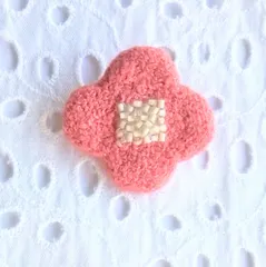 ブローチ　バッジ　ピンク　コーラルピンク　サーモンピンク　粒々　つぶつぶ　四角　花　クロス　ビーズ　クリア　ハンドメイド　手作り　手刺繍　刺繍　コサージュ　クリーム色　ホワイト系　透明　お出かけ　可愛い　デート