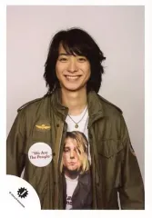 【中古】生写真(ジャニーズ) A.B.C-Z/戸塚祥太/上半身・衣装白カーキ・両手下・体正面・笑顔/2010年 オフショット/公式生写真