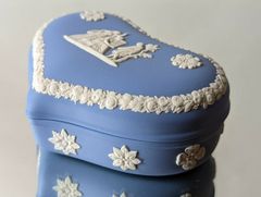 Wedgwood ウェッジウッド ジャスパーウェア★ハート型の蓋付き小物入れ