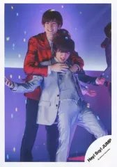 【中古】生写真(ジャニーズ) Hey! Say! JUMP/中島裕翔・知念侑李/膝上・衣装赤シルバー・中島、知念の胸元に両手/「マエヲムケ」PV＆ジャケ写撮影オフショット/公式生写真