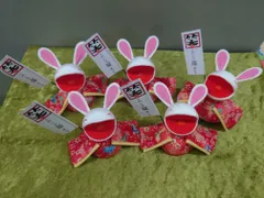 【0008】旗持大笑い兎【5個セット】
