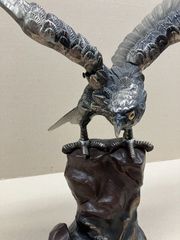 大迫力】大型 金属製 鷲 鷹 オブジェ 翼長71cm 天然木台座 置物 - メルカリ