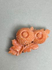 和装小物  帯留め 桃珊瑚 美しい菊彫