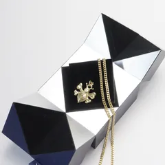 stussy×dior ネックレス ディオールの新作メンズアクセサリー、手書き風ロゴ×クリスタル