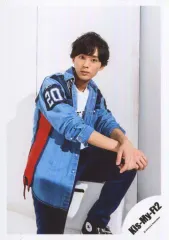 【中古】生写真(ジャニーズ) Kis-My-Ft2/藤ヶ谷太輔/膝上・衣装紺白・体右向き/アルバム「Yummy!!」ジャケ写撮影オフショット/公式生写真