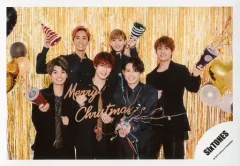【中古】生写真(ジャニーズ) SixTONES/集合(6人)/横型・膝上・衣装黒・松村両手クラッカー・ジェシー両手ロゴ持ち・背景金/Greeting Photo ～クリスマスver.～/公式生写真