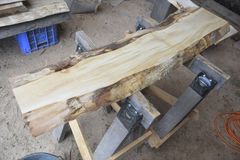 アウトレット トチ(橡)の一枚板 長さ約117cm 幅約27～31cm 厚さ約4cm DIY用 Z143
