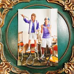 染谷俊之(平古場凛)・吉岡佑(知念寛)/全身・衣装白・紫色のユニフォーム・骸骨の標本・目線左・キャラクターショット/ミュージカルテニスの王子様2ndシーズン 「全国大会 青学vs氷帝」チームセット比嘉 購入特典