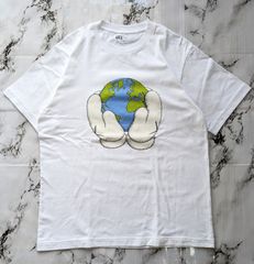 ユニクロ×カウズ　UNIQLO×KAWS　コラボ　tシャツ　PEACE FOR ALL　ピースフォウオール　地球　ハンド　ホワイト　UT