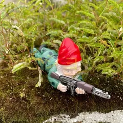 射撃ポーズのガーデンノームフィギュアニューアライバルノーム像バトルフォースガーデンホームデスクトップノームレジンクラフトオーナメントデコレーション像ガーデンヤードオーナメントデコレーション屋内外の像芝生オーナメント