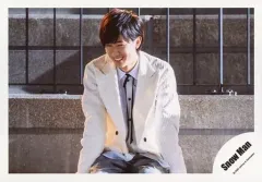 【中古】生写真(ジャニーズ) Snow Man/阿部亮平/横型・膝上・座り・衣装白・笑顔・目線下・顔左向き/シングル「D.D. / Imitation Rain」MV＆ジャケ写オフショット/公式生写真