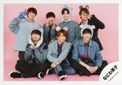 【中古】生写真(ジャニーズ) なにわ男子/集合（7人）/横型・全身・衣装グレー・黒・ネズミ・前列座り・後列膝立ち・背景ピンク/Greeting Photo ～ニューイヤーVer.～/公式生写真