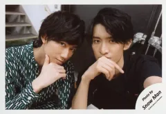 【中古】生写真(ジャニーズ) Snow Man/向井康二・阿部亮平/横型・バストアップ・衣装黒・緑・阿部右手顎・向井右手口元/「ジャニーズJr.8・8祭り～東京ドームから始まる～」セルフィー/公式生写真