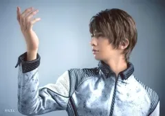 【中古】生写真(男性) 横井翔二郎(セシル・アイジマ)/横型・バストアップ・制服・右手上げ・背景グレー・キャラクターショット/舞台「劇団シャイニング from うたの☆プリンスさまっ♪『ポラリス』」ブロマイドセットA