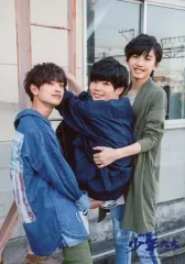 【中古】生写真(ジャニーズ) 関西ジャニーズJr./高橋恭平・道枝駿佑・長尾謙杜/膝上・衣装青.紺.緑・長尾両手梯子/「明日を駆ける 少年たち」オリジナルフォト