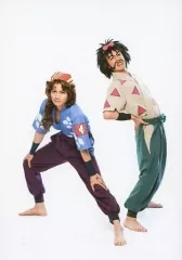 【中古】生写真(男性) 北村圭吾(第三協栄丸)・薫太(義丸)/全身・衣装青・ベージュ・赤・薫太両手膝・北村右向き・体曲げ・キャラクターショット/「ミュージカル 忍たま乱太郎 第7弾再演 水軍砦三つ巴の戦い!」ブロマイド第2弾