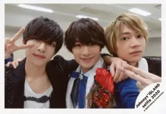 【中古】生写真(ジャニーズ) ジャニーズJr./中村嶺亜・浮所飛貴・今野大輝/横型・バストアップ・衣装白・黒・青・赤・肩組み・中村右手ピース・今野顔右向き/Johnnys’ ISLAND セルフィー 2020/公式生写真