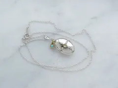 オーバルムーンストーンネックレス　シルバー925のぷっくりしたオーバルの中央にムーンストーンをあしらいました