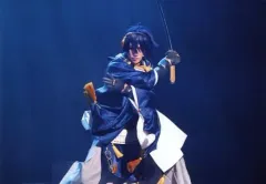 【中古】生写真(男性) 鈴木拡樹(三日月宗近)/ライブフォト・横型・膝上・中腰・体捻り/「舞台『刀剣乱舞』悲伝 結いの目の不如帰」舞台写真ブロマイド(個人セット)