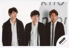 【中古】生写真(ジャニーズ) 嵐/集合(3人)/横型・上半身・衣装黒白・センター二宮・両手下/17-18冬 コンサートパンフ＆グッズ撮影オフショット/公式生写真