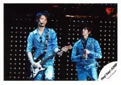 【中古】生写真(ジャニーズ) Hey! Say! JUMP/岡本圭人・知念侑李/ライブフォト・横型・膝上・衣装水色・岡本両手ギター・目線下・知念両手マイク・顔左上向き/公式生写真