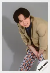 【中古】生写真(ジャニーズ) Travis Japan/松田元太/膝上・衣装ベージュ.黒・両手下・屈み・背景グレー/「Travis Japan LIVE TOUR 2020 ENTER 1234567」グッズオフショット/公式生写真