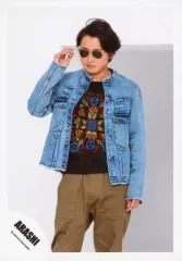 【中古】生写真(ジャニーズ) 嵐/大野智/膝上・衣装青・デニム・サングラス・右手上げ・左手下・顔左下向き・背景白/「Are You Happy?」ジャケ写撮影＆「Don’t You Get It」PV撮影/公式生写真