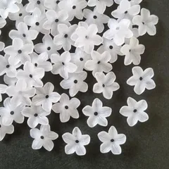 白いペンタス 5枚花びら 【60個前後 11mm】 フラワービーズ 小さい 透かし  白 ホワイト ビーズ パーツ ビーズキャップ 座金 お花ビーズ アクリルビーズ すりガラス風 小花 アクセサリーパ