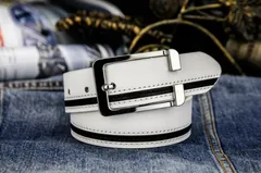 ベルト ホワイト ボーダー 本革 メンズ カジュアル スポーツ ビジネス兼用 牛革 レザー 高級感 おしゃれ サイズ調整可能 シンプル デイリー コーデ 革製 バックル付き ファッションアクセサリー 男性用