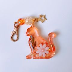 204 レジンキーホルダー チャーム ハンドメイド 猫と肉球 オレンジ