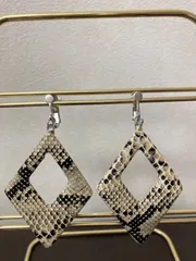 No.35 ヘビ柄イヤリング