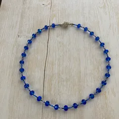 青いガラスビーズのネックレス 金具マグネット式