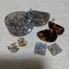 ②マーブルモチーフ＆パールとラインストーンモチーフピアス４点セット