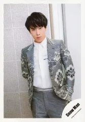 【中古】生写真(ジャニーズ) Snow Man/宮舘涼太/膝上・衣装白・グレー・左手ポケット・左向き・背景白/シングル「D.D. / Imitation Rain」MV＆ジャケ写オフショット/公式生写真