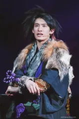 【中古】生写真(ジャニーズ) Snow Man/向井康二/ライブフォト・上半身・衣装紺・グレー・着物・両手交差・左向き・2Lサイズ/「滝沢歌舞伎ZERO」ステージフォト第1弾