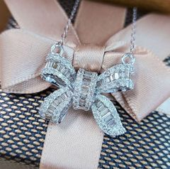 大人可愛い！ 1ct ダイヤモンド K18 wg リボン ペンダント 鑑別書付 天然ダイヤモンド ダイヤ 18金 ホワイトゴールド ネックレス 4月誕生石