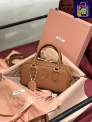 【今日特価】Miu Miu ミュウミュウ ボウリングバッグ 牛皮素材で復古ファッショナブルで多様な持ち方が可能-WTO輸入2