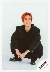 【中古】生写真(ジャニーズ) SixTONES/田中樹/全身・しゃがみ・衣装黒・両手組み・左向き・笑顔・背景白/「アクリルスタンドII」オフショット/公式生写真