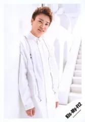 【中古】生写真(ジャニーズ) Kis-My-Ft2/二階堂高嗣/膝上・衣装白・両手下・右向き・カメラ目線・背景白/シングル「君、僕。」MV＆ジャケ写オフショット/公式生写真 