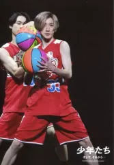 【中古】生写真(ジャニーズ) SixTONES/京本大我/ライブフォト・膝上・衣装赤・両手ボール/「少年たち そして、それから...」ステージフォト第1弾