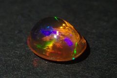 天然ファイアオパール ルース 0.713ct 約5mm×6mm ソーティング付き！