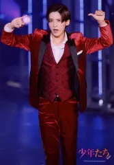 【中古】アイドル Snow Man/目黒蓮/ライブフォト・膝上・衣装赤・両手上げ・口開き/「少年たち To be!」ステージフォト第2弾