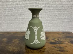 ウエッジウッド　青い陶器の浮彫り花瓶 高さ約20cm 楽天市場】ウエッジウッド（花瓶｜インテリア小物・置物