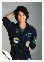 【中古】生写真(ジャニーズ) Hey! Say! JUMP/岡本圭人/膝上・衣装青・つなぎデニム・緑・右手頭・左手後ろ・歯見せ/15夏 コンサートパンフ＆グッズ撮影オフショット/公式生写真