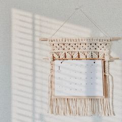 マクラメ編みの壁掛けカレンダーホルダー