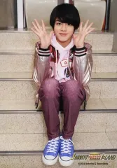 【中古】生写真(ジャニーズ) Sexy美少年/金指一世/全身・衣装銀赤ピンク・座り・両手パー・階段/「JOHNNYS’ King ＆ Prince IsLAND」オリジナルフォト